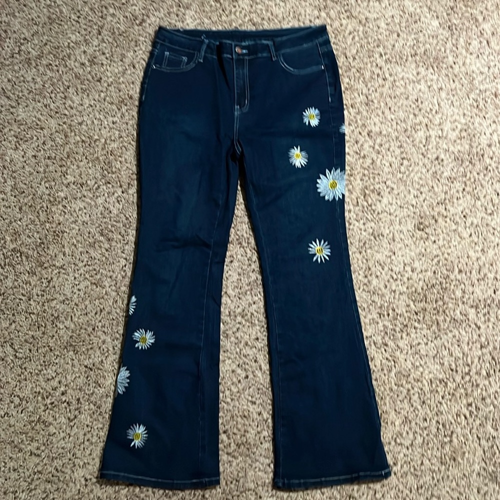 Size XXL flare jeans with floral embroidery